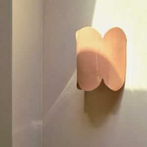 LA VAGUE – Applique grès émaillé moka (grand modèle).