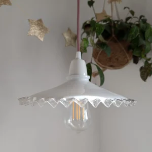 Suspension opaline dentelée et douille en céramique blanche
