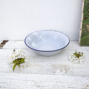 Bassine en émail bleue mouchetée