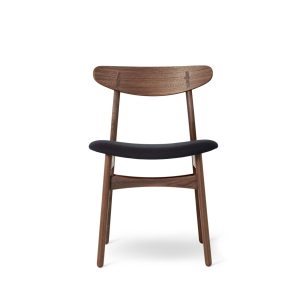 Chaise CH30 P – Noyer huilé & cuir noir