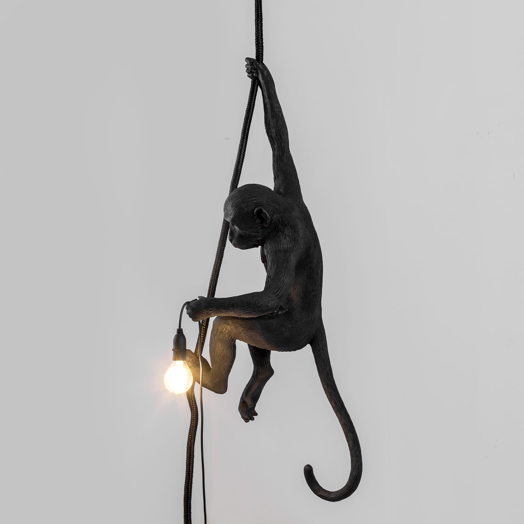 Suspension the Monkey en résine noire par Seletti – Image 5
