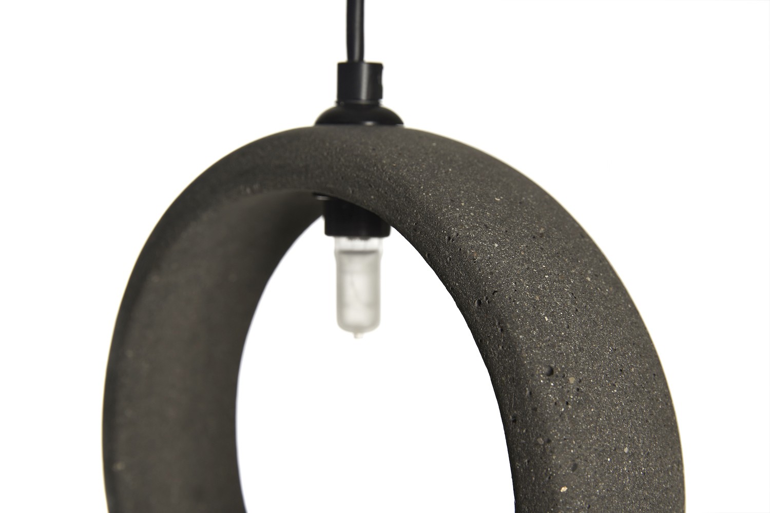 Suspension ronde en béton Ghetto C au design industriel par Urbi et Orbi – Image 6