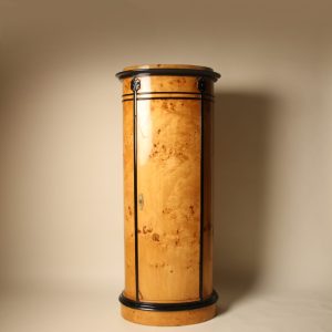 Armoire à borne de style Biedermeier