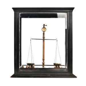 Petite balance anglaise sous vitrine