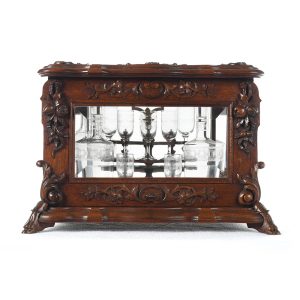 Cave à liqueur en bois sculpté
