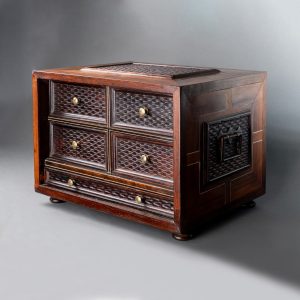 Petit cabinet en noyer. Allemagne, fin XVIIe siècle