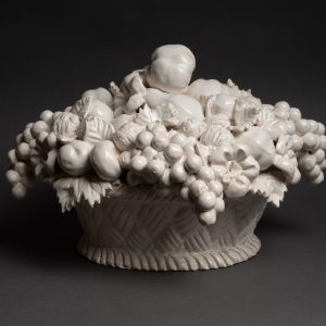 Corbeille de fruits en faïence de Malicorne, XXe siècle