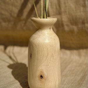 Vase en bois tourné et son bouquet de fleurs séchées
